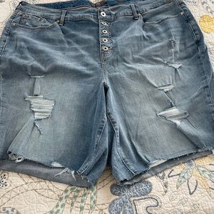 Torrid women’s distressed Bermuda shorts size 26 New!